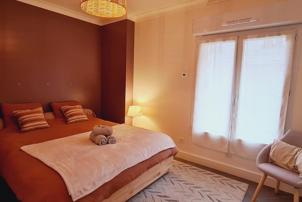 Appartement 2 Pieces Centre Ville Avec Parking Neauphle-le-Chateau Luaran gambar