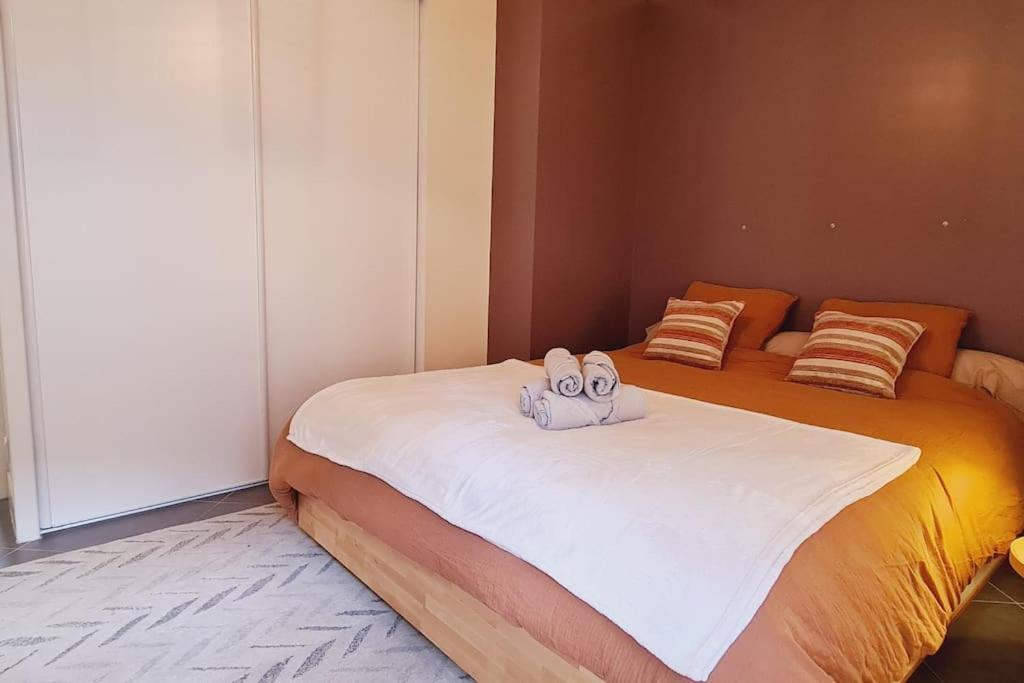 Appartement 2 Pieces Centre Ville Avec Parking Neauphle-le-Chateau Luaran gambar